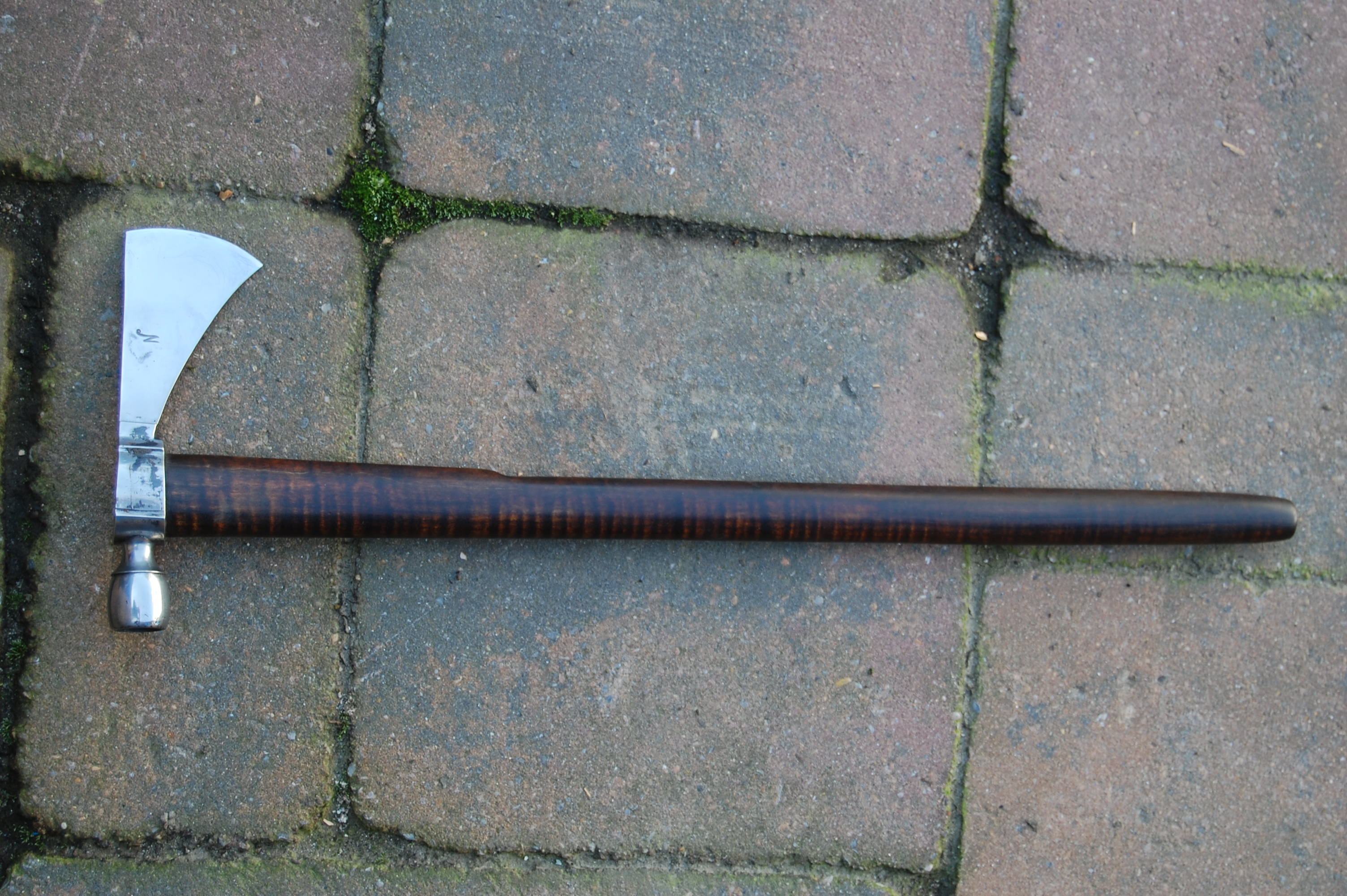 tomahawk_pipe__tete_de_15_cmtranchant_de_6_cm__hors_tout_de_45.5_cms__manche_en_erable.jpg