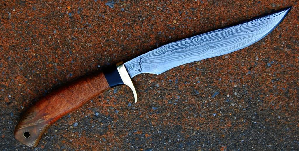 Bowie skinner lame de 15.5 cm forgée en damas cheveux , manche en ébène