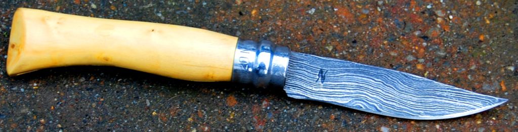 Pliant opinel , manche buis et lame forgée en damas de 8 cm