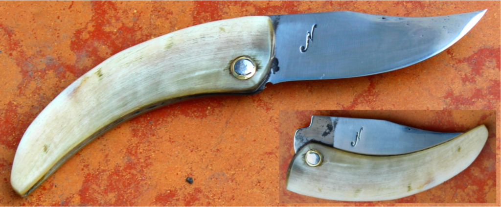 Pliant piémontais corse dit cornilliu , lame de 9.2 cm forgée en xc 75 forgé avec trempe sélective . manche en corne de bélier