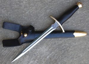 Commande client dague , lame forgée en xc 75 avec trempe selective , lame de 26.4 cm forgée en damas feux , fusée en micarta noir manche a la longueur de main et prise en main du client