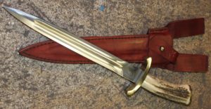 dague de chasse modèle oural , lame forgée en xc 75 avec trempe selective , lame de 30 cm , Manche bois de cerf Garde et pommeau en laiton