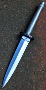Dague FS NATO intégralement forgé en elmax suedois lame de 17.7 cm ,Manche en aluminium d aviation Ricasso gauche marquée a chaud avec insigne des commandos marines français