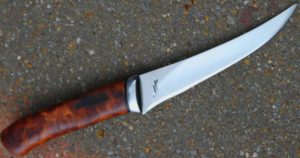 Skinner boning , lame de 13.8 cm forgée en H12MF ( D2 russe) , garde forgée en inox , manche en loupe d orme stabilisé , fait pour la main et les prises en main du client