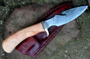 Skinner gut hook lame de 11.5 cm forgée en damas feux , manche en loupe de bouleau stabilisé manche pour la main et prise en main du client